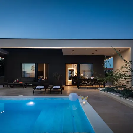 M Luxury بيت للعطل *