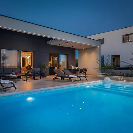 M Luxury بيت للعطل *